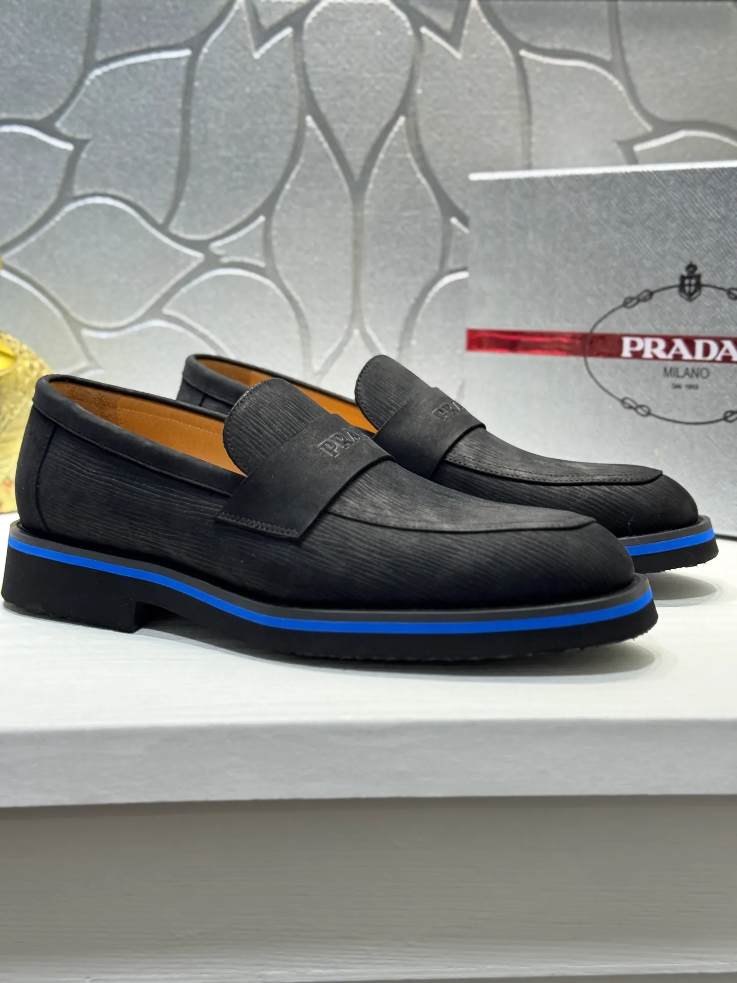 Men's shoes 💰520💰 PRADA*——◾ Prada~Thick-soled men's shoes, original single-level perfect boutique, brogue style men's formal casual leather shoes, luxurious materials, imported cowhide, with water-dyed cowhide lining, 4.5cm increased PU foam lightweight outsole, perfectly restore the original classic, purchase the original 1:1 accurate replica, welcome all comparisons 🆚, the design is full of modernity, versatile and fashionable urban men! Size: 39-44 (38.45.46.47 customized)